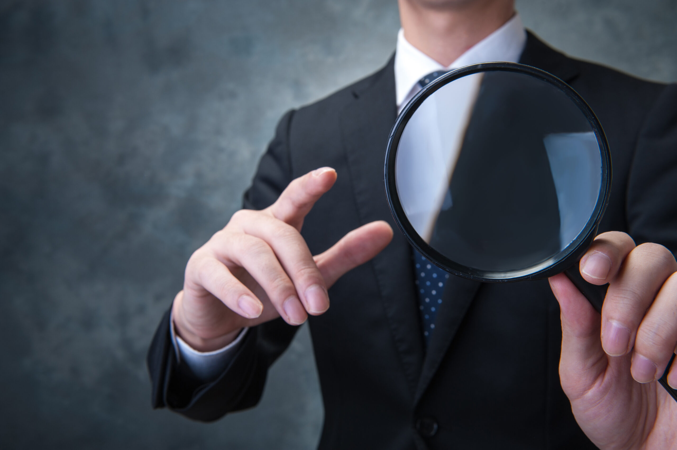 虫メガネを持つ男性