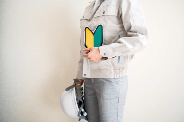 初心者マークを持つ作業員